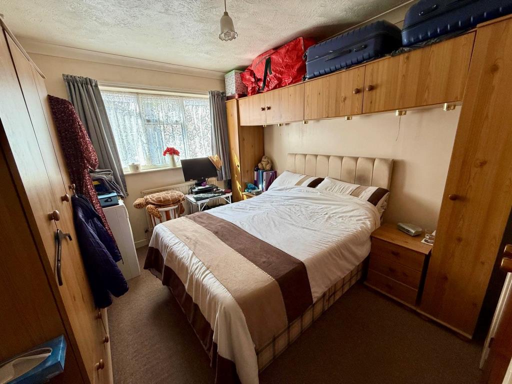 Lot: 68 - FREEHOLD INVESTMENT - PURPOSE-BUILT BLOCK OF TWO FLATS - Ground floor flat bedroom